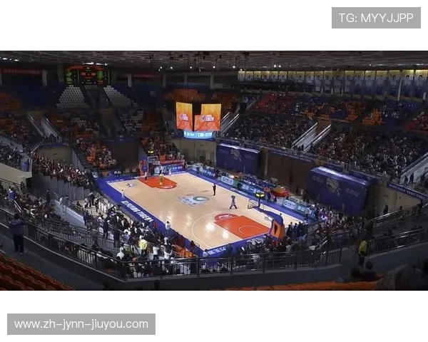 新疆主场现漏水状况 比赛暂停全力修复地板水渍问题